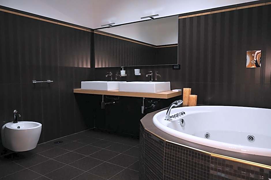 Palace Eight - Suites & Spa