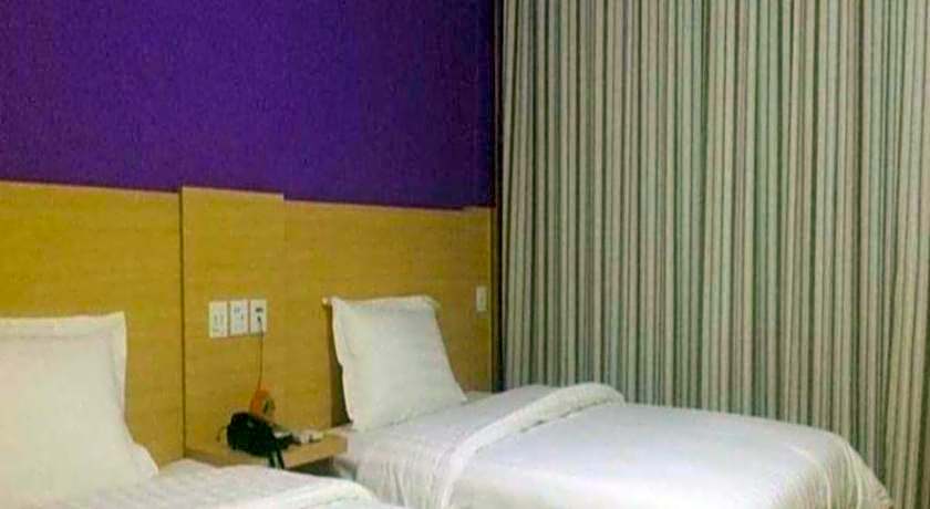 7 Days Inn Huanggang Luotian Hedong Street Dabieshan Food Plaza