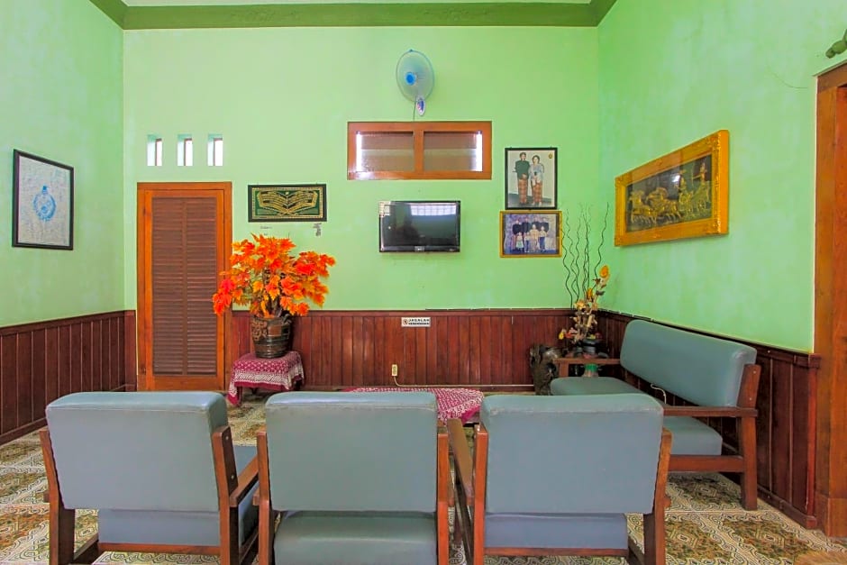 SPOT ON 2490 Griya Kencana Homestay