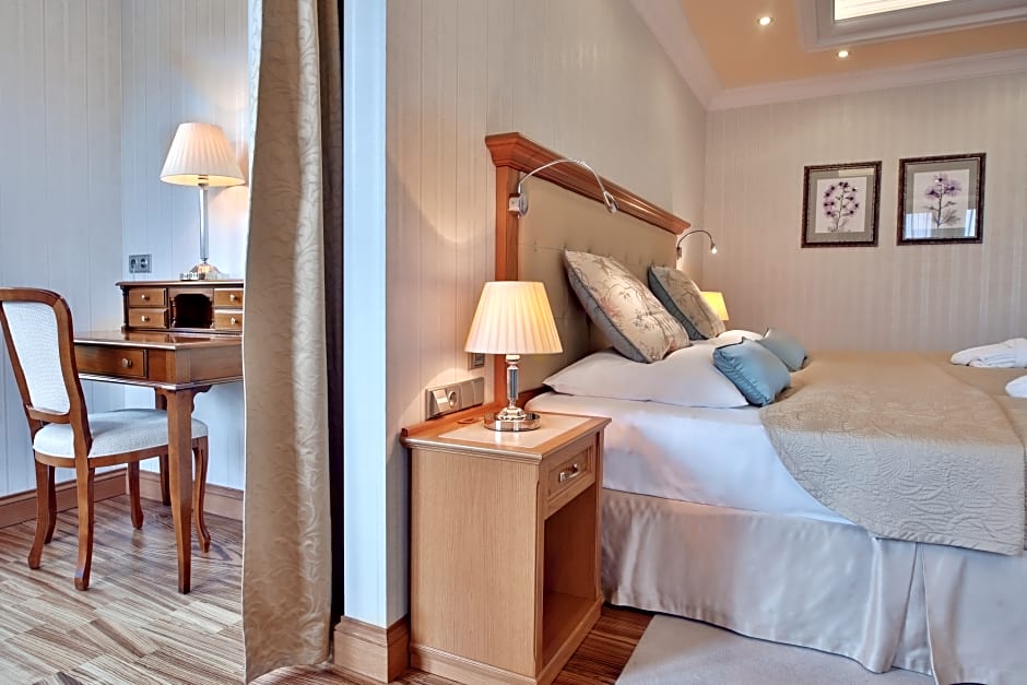 Photo 1 of 9 of Admiral Suite