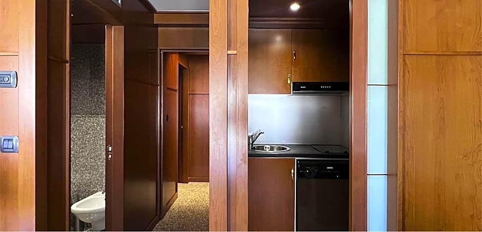 Goldstar Resort & Suites
