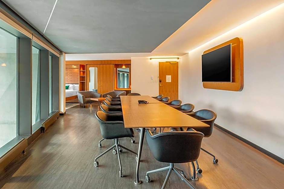 Cambria Hotel Boston Downtown-Seaport