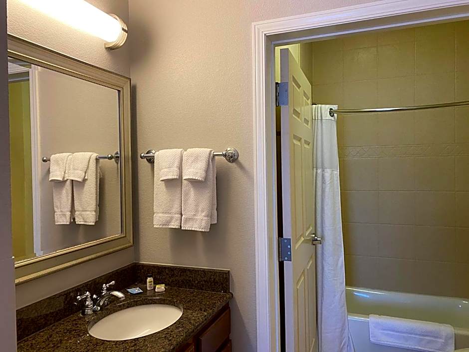 Staybridge Suites Milwaukee West-Oconomowoc By IHG