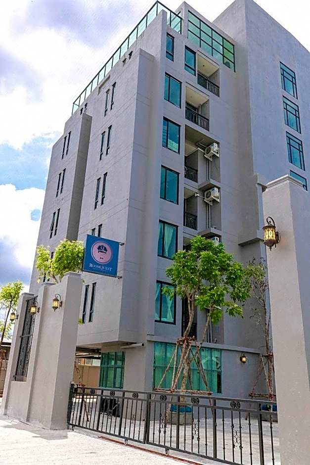 RQ Bangkok Sukhumvit 107 by Collection O