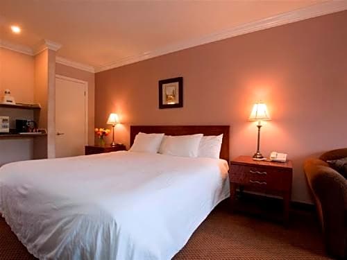 Travelodge by Wyndham Vancouver Lions Gate