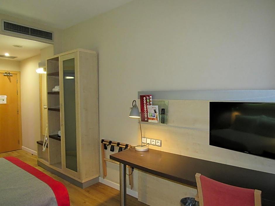 Photo 1 of 8 of Standard 1 Queen Bed with Sofabed