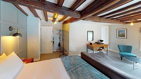 Double room-Exclusive-Ensuite with Bath-Landmark view-Church View