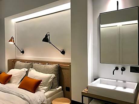 Cozy Twin Room with Street View