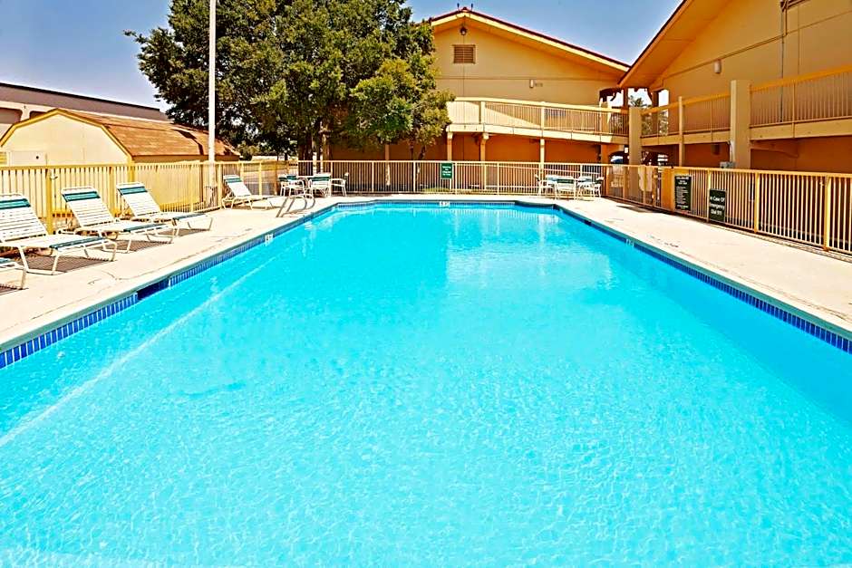 La Quinta Inn & Suites by Wyndham Mid-City