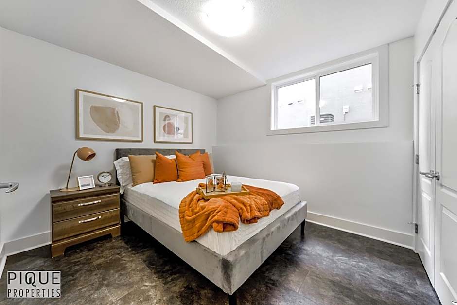 Stunning Modern Suite - King Bed - Free Parking & Netflix - Fast Wi-Fi - Long Stays Welcome