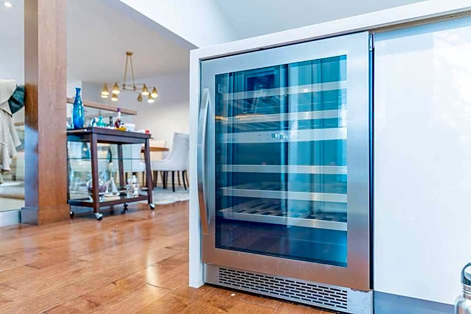 Luxurious & Modern 4BR House w/ 3 Car Parking