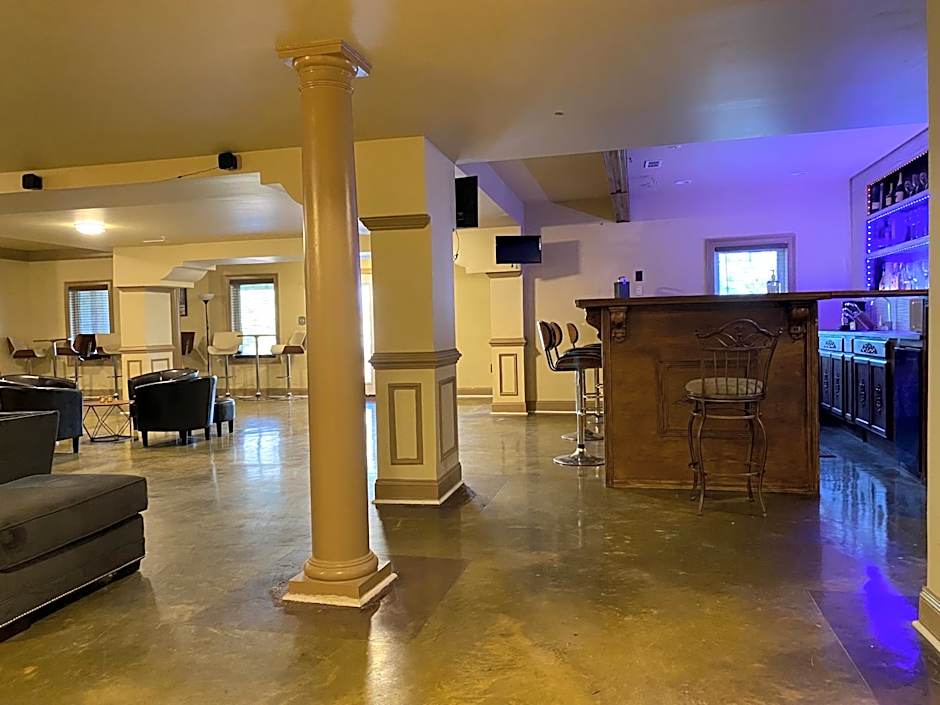 Luxury Guest suite with movie theater, Lounge and Gameroom