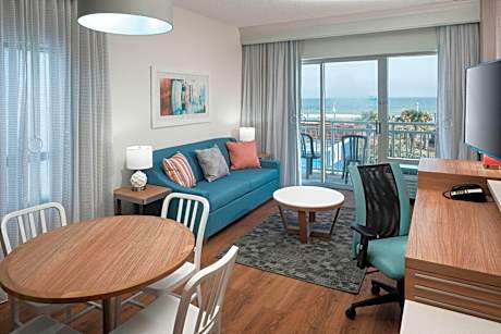 Accessible Suite, 1 Bedroom 2 room Suite, 1 King, Sofa bed, Oceanfront, Corner room, Low floor