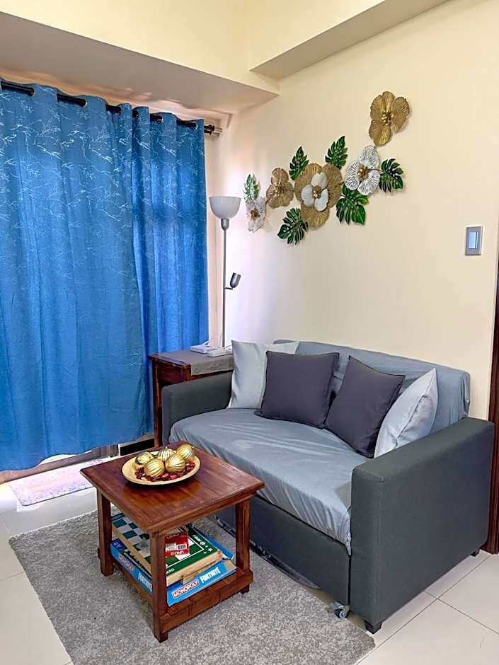 Bayfront Suite in Pasay, Manila Near NAIA Terminal, PICC, Star City, MOA and US Embassy - Pet-Friendly, Free Pool, Wi-Fi & Netflix