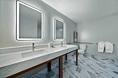 1 KING PREMIUM MOBILITY ACCESSIBLE RI SHOWER