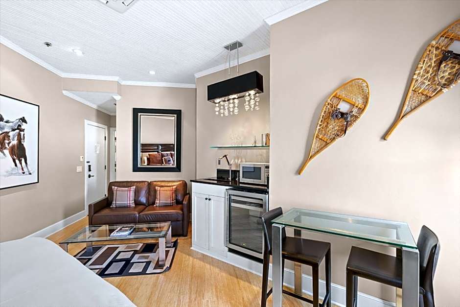 Independence Square 302, Top Floor Stylish Hotel Room with Wet Bar, A/C, in Downtown Aspen