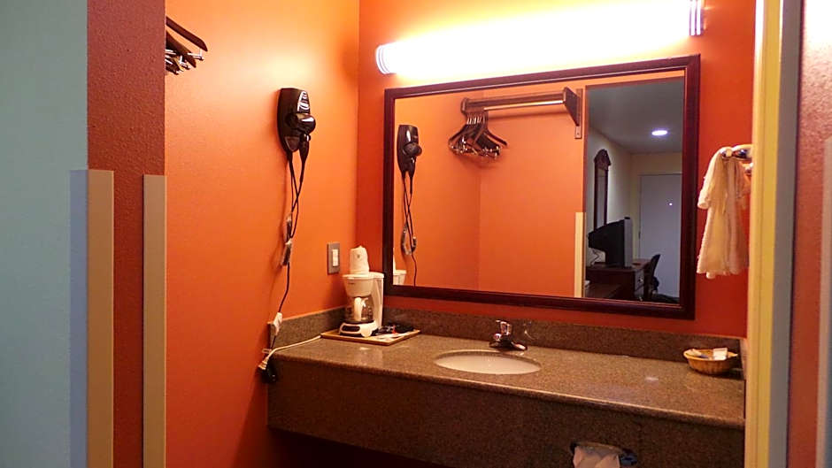 Photo 1 of 17 of 1 Queen Bed, Jetted Tub