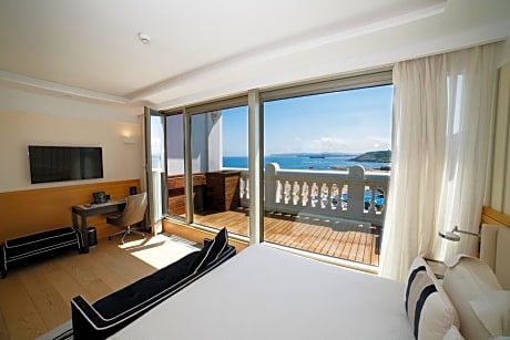 Queen Room with Sea View and Terrace