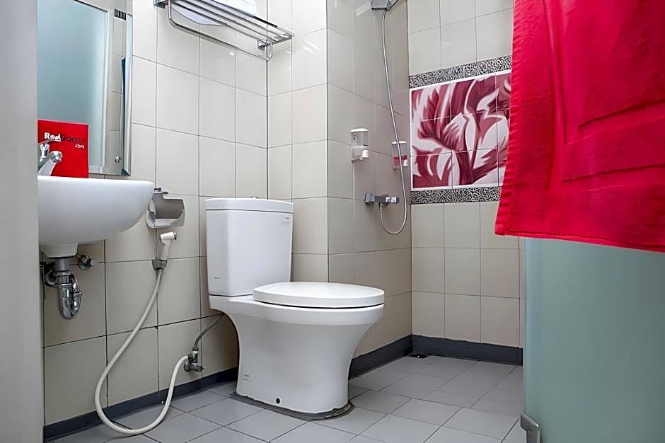 RedDoorz Plus near Asia Afrika 3