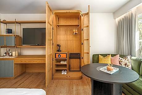 Suite, 2 Queen Beds, Poolside
