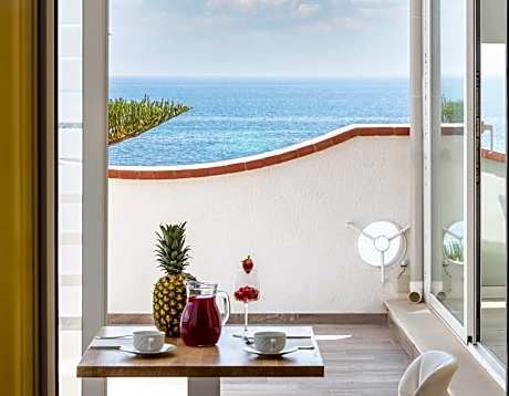 Deluxe Triple Room with Sea View