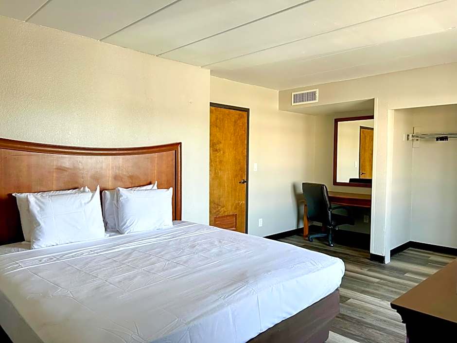 Tulsa Square Hotel Central, I-44 By OYO