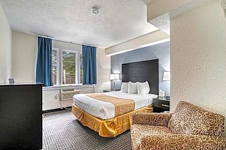 Two-Bedroom Queen Room with Three Queen Beds and Two Bathrooms - First Floor/Non-Smoking