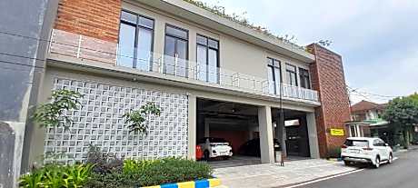 LOVINA Guest House & Executive Kost