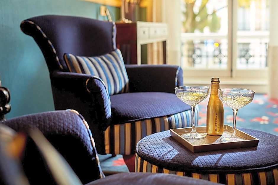 Carlton Ambassador Hotel