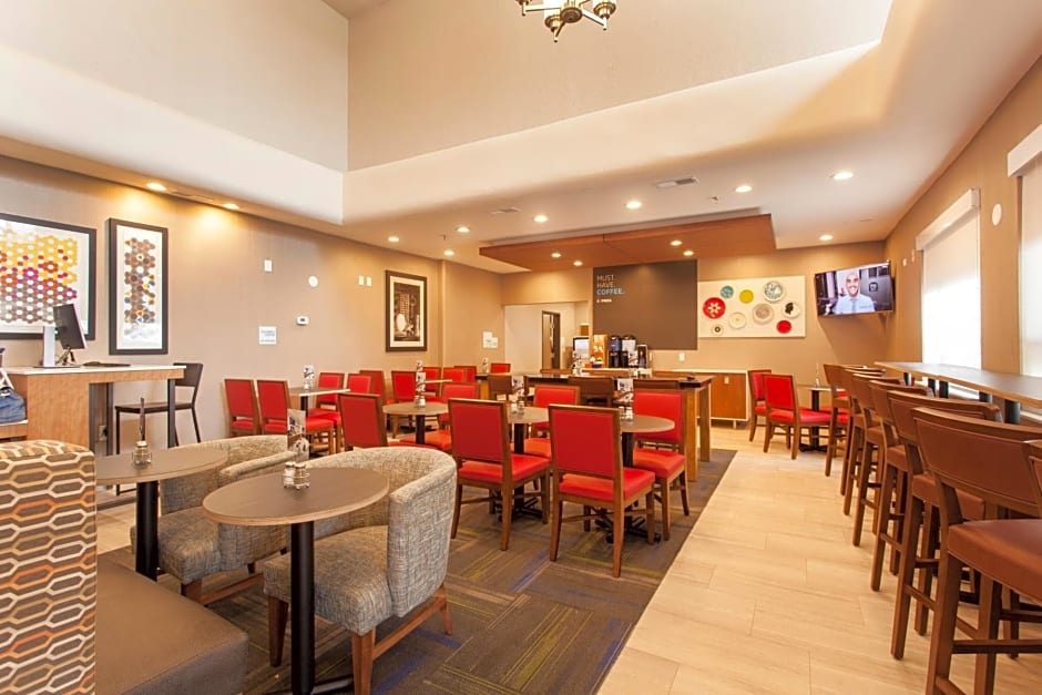  Holiday Inn Express & Suites