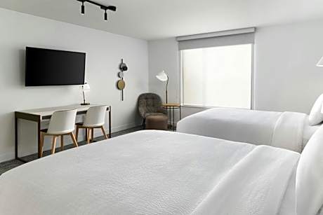 Studio with Two Queen Beds - Hearing Accessible