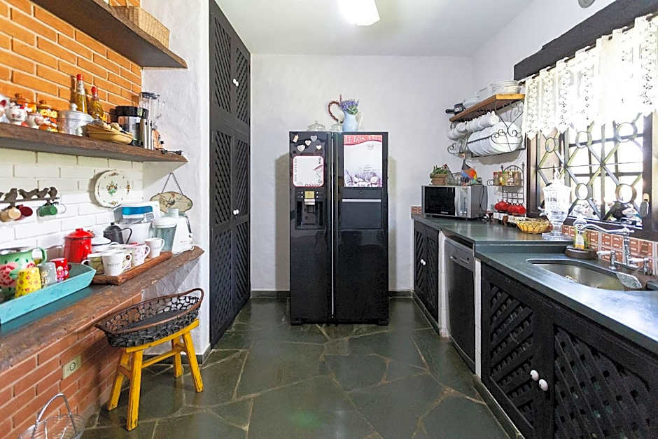 Sítio com piscina, área arborizada e lazer