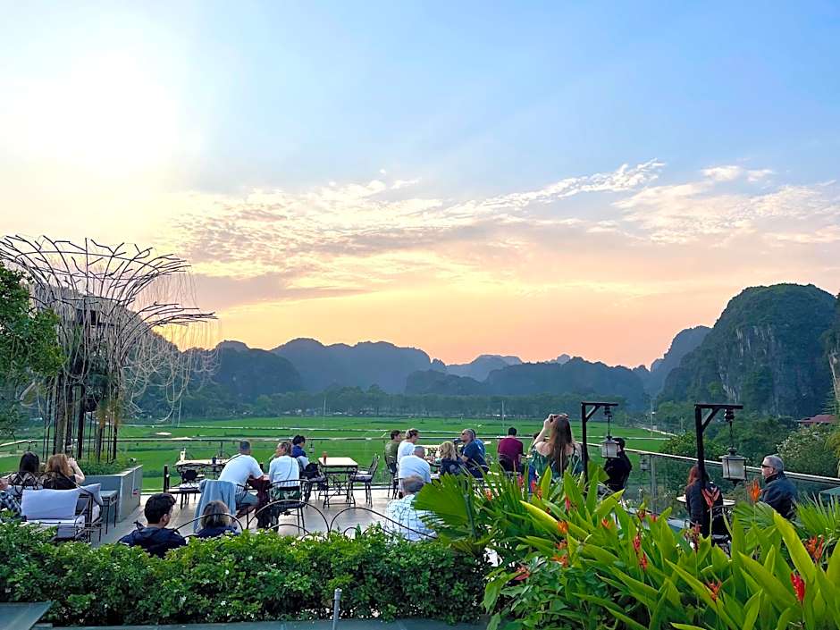 Liberty Hall Tam Coc Hotel & Villa