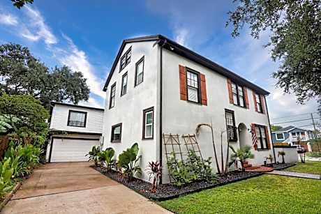Historic Home Family Friendly Close to Seawall