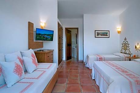 Deluxe Family Room (2 Adults + 1 Child)