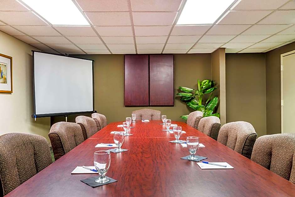 Ramada Plaza by Wyndham Cincinnati Sharonville