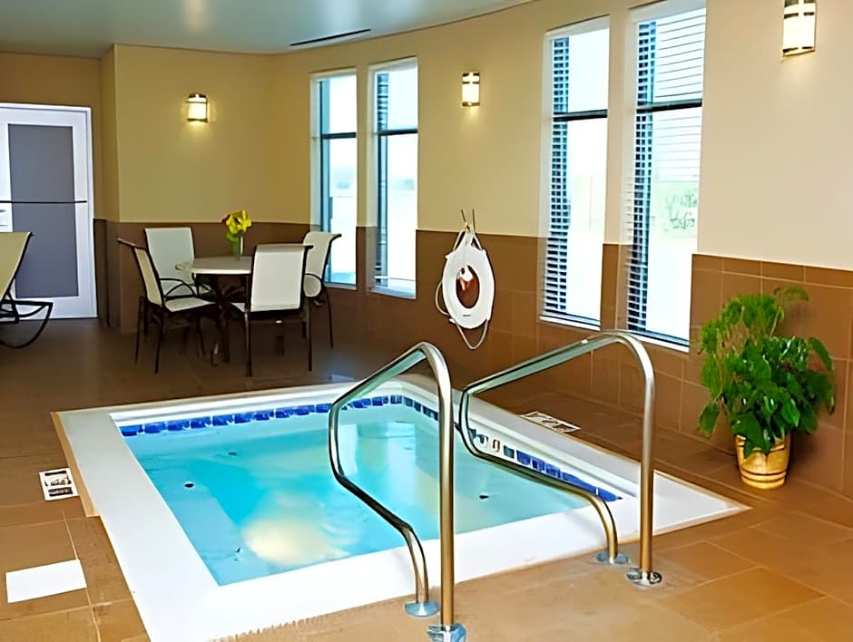 Holiday Inn Express & Suites Youngstown West I 80 By IHG