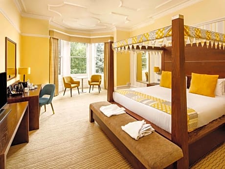 Superior room with 1 four poster bed