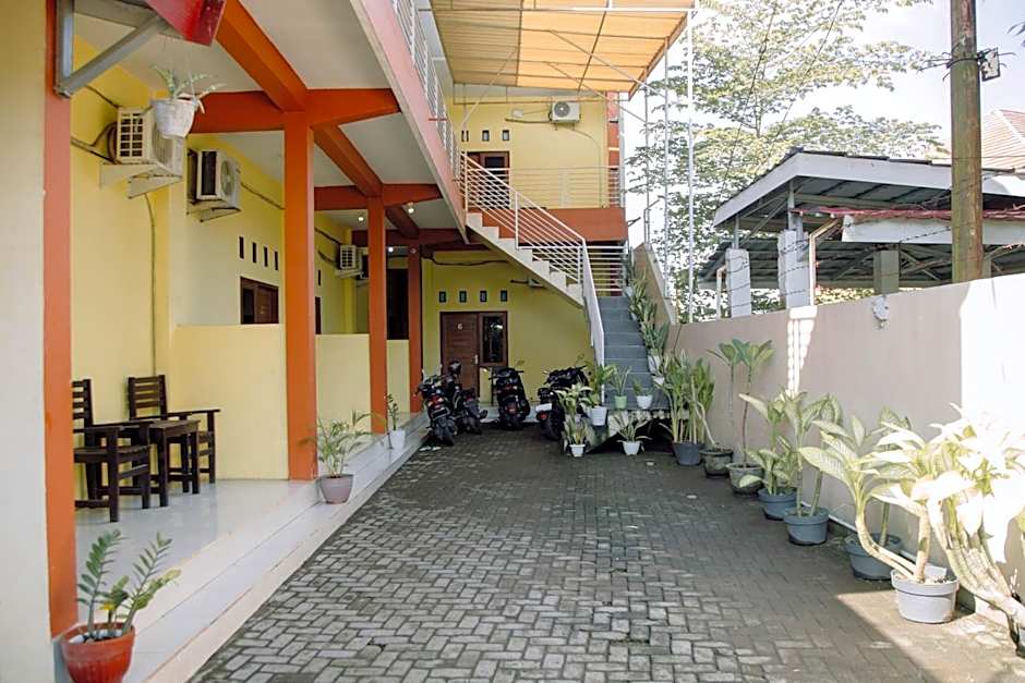 RedDoorz at Hening Homestay