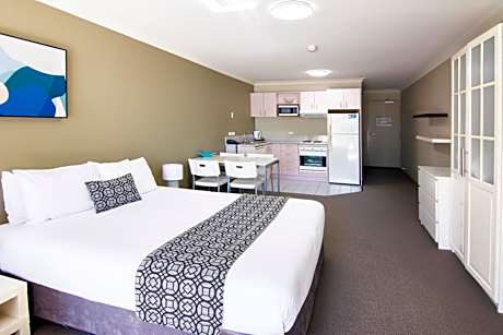 Queen Studio Apartment