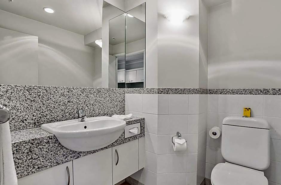 Parkside Hotel & Apartments