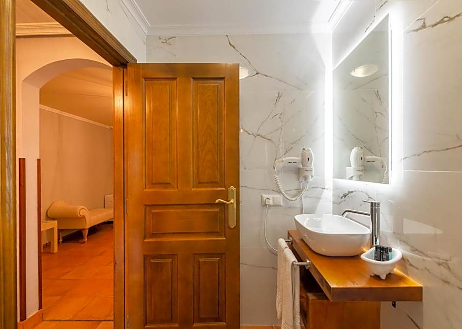 Logis Hotel Restaurante La Casa de Juansabeli