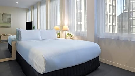 One-Bedroom Family Apartment with Two Queen Beds