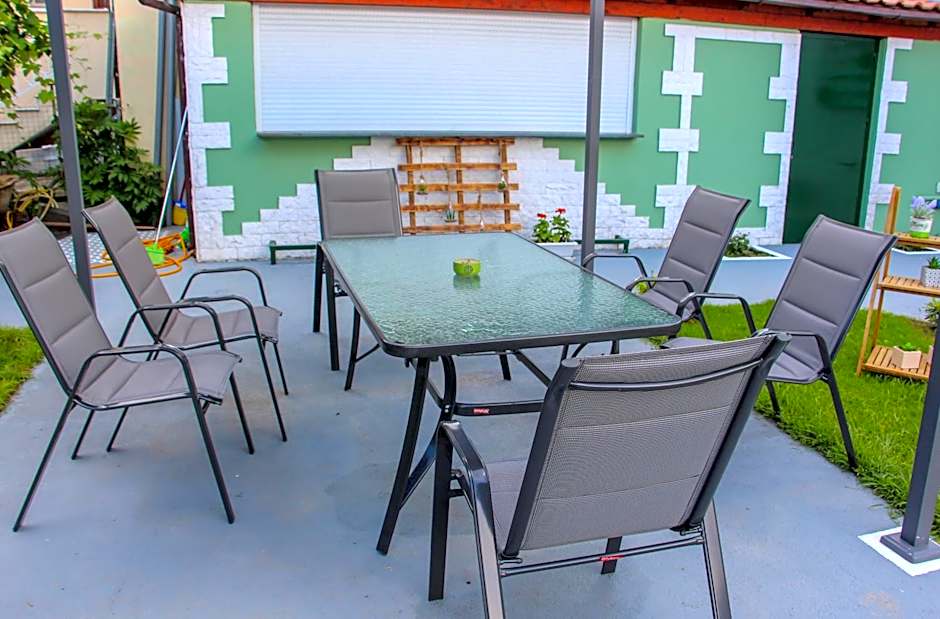 Lamprini's Deluxe Studios