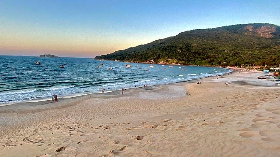 Passos da praia c/ piscina apto iluminado e novo