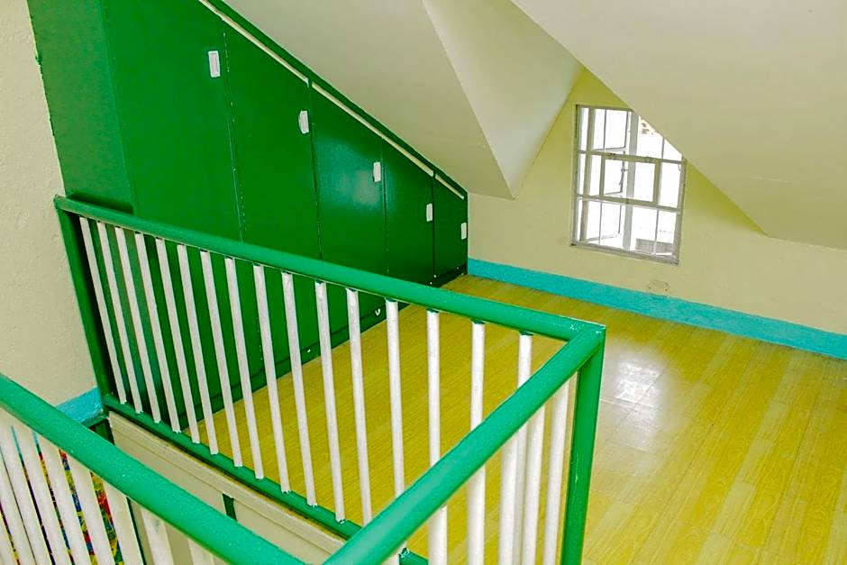 Nomads MNL Backpackers Homestay - near Airport