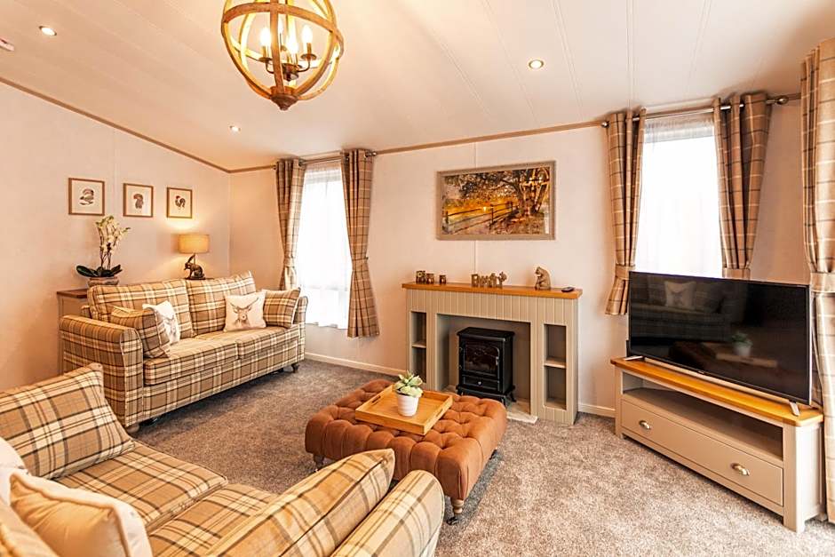 Hemingway Lodge with Hot Tub