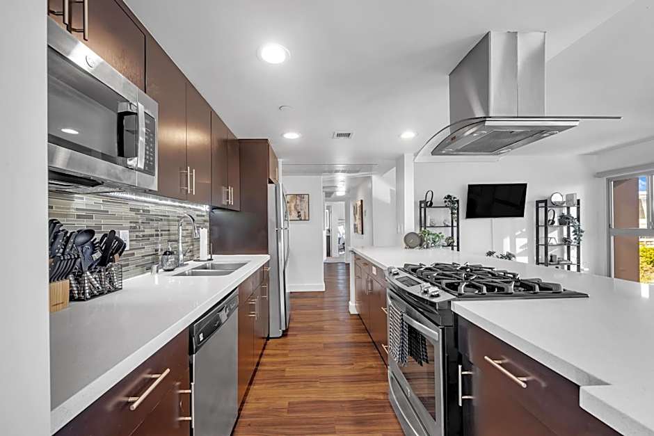 Modern Luxury 2 Bed with Panoramic City Views in Downtown LA