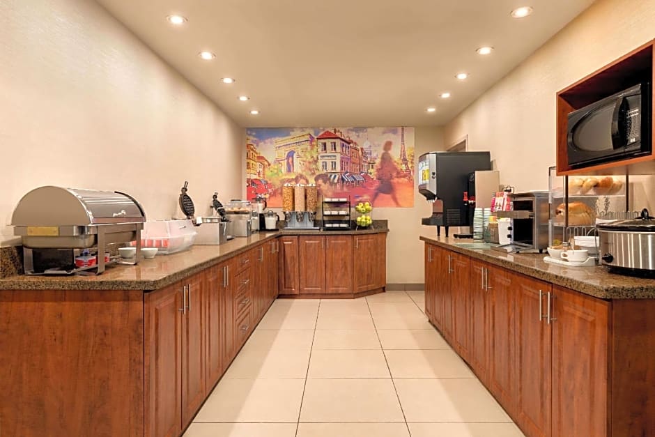 Travelodge by Wyndham Oshawa Whitby