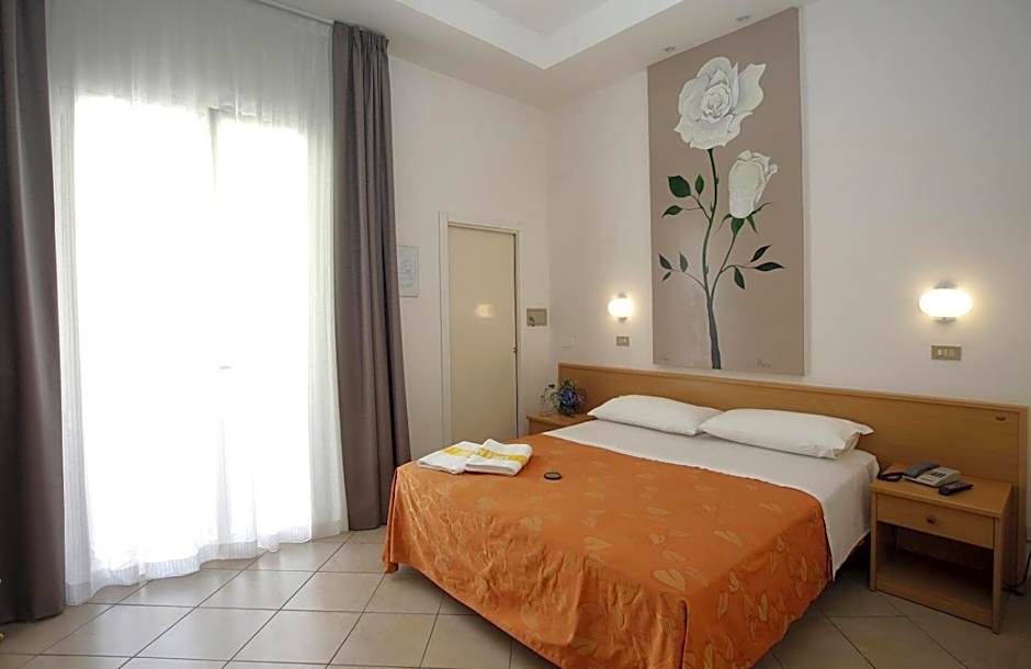 Hotel Villa dei Fiori - sul mare con piscina